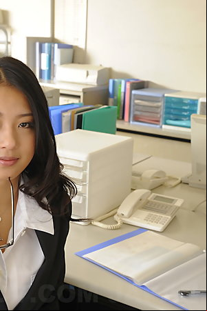 Wonderful cutie Satomi Suzuki showing off